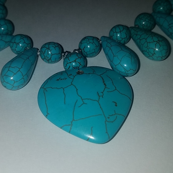 New Turquoise colored dyed Howalite Statement necklace - Picture 2 of 7